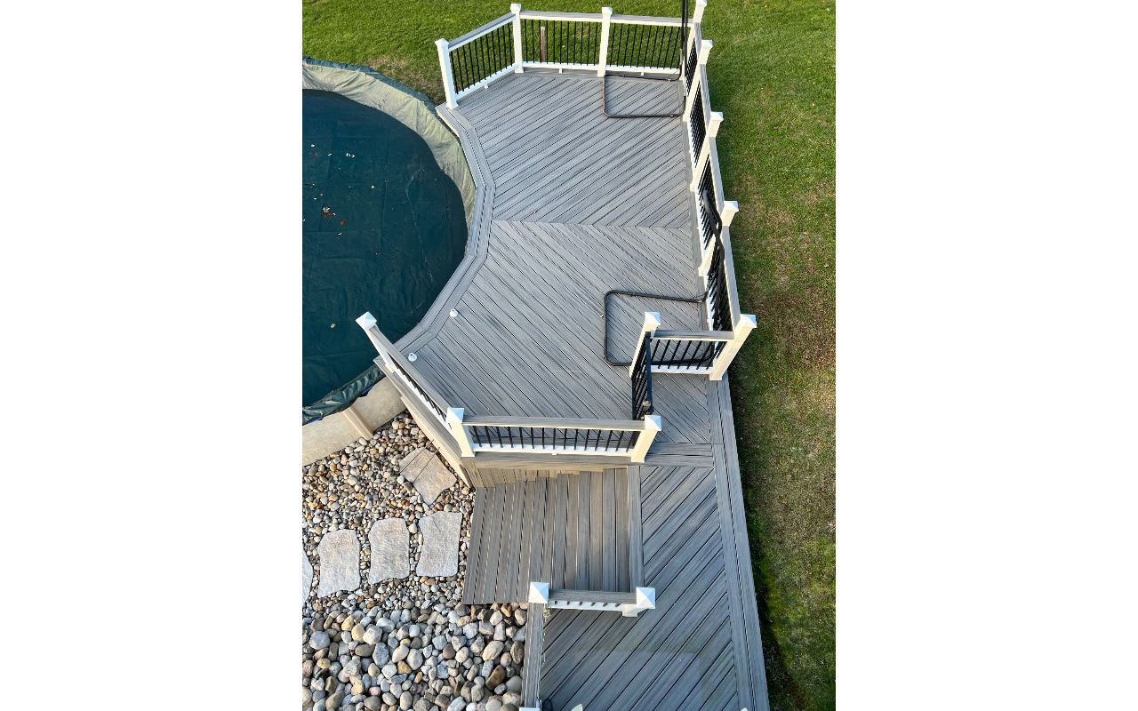 Island Mist 24’ above ground pool deck