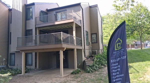 Trex Enhance Toasted Sand decking with Trex Select aluminum bronze railing.