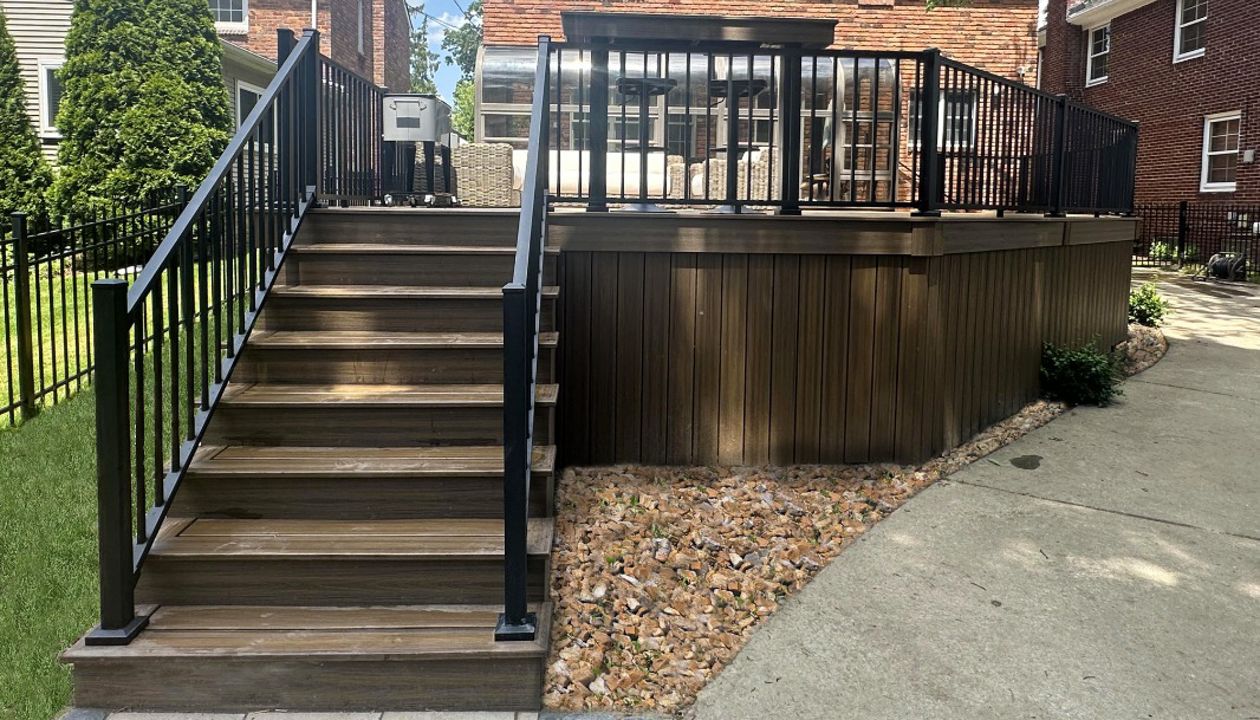 Trex transcend Boards Havana Gold with custom bar and verticle skirting.  Railing: Trex Transcend Signature aluminum railing.