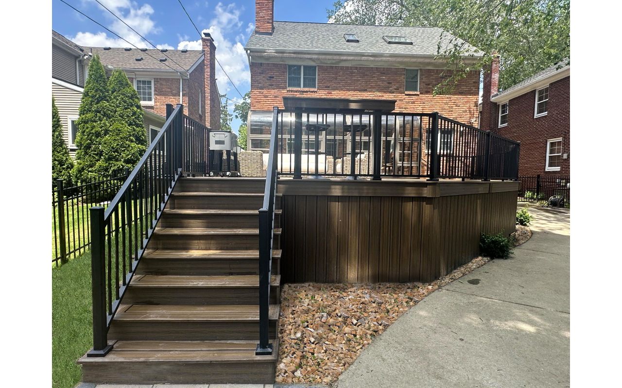 Trex transcend Boards Havana Gold with custom bar and verticle skirting.  Railing: Trex Transcend Signature aluminum railing.