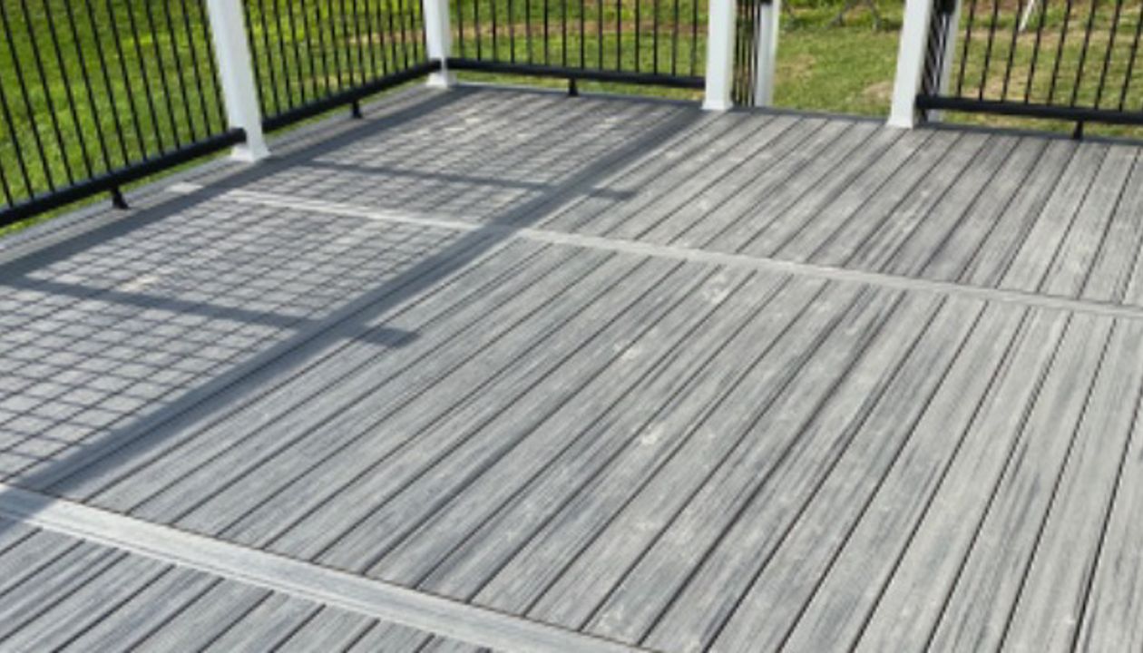 ISLAND MISTS TWO TONE RAILING WHITE POSTS BLACK CROWN RAILING