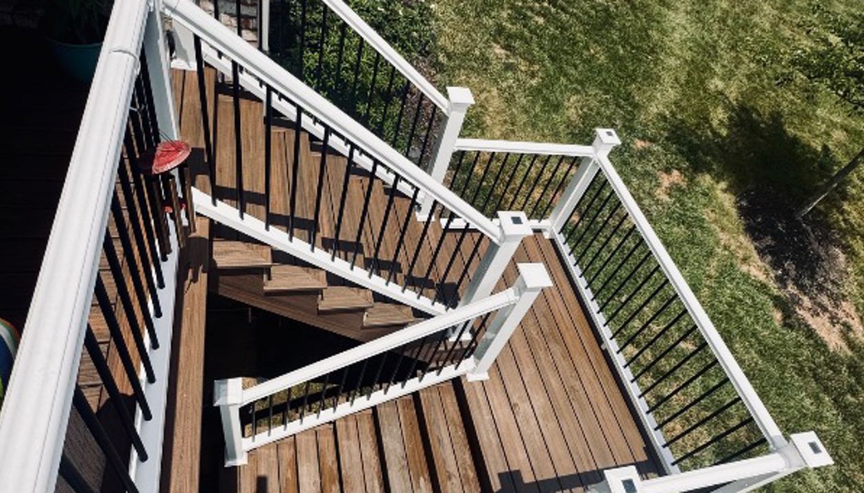 Trex Toasted Sand - Picture Frame Staircase