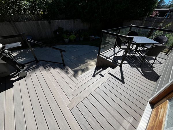 Biscayne field and bordering, risers, fascia, and skirting, as well as aluminum railings. This smaller space doesn't compromise on the details, while providing multiple areas to relax, cook, and maintaining functional flow to the backyard.