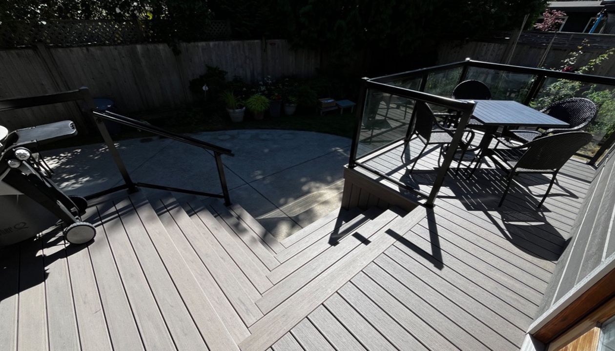 Biscayne field and bordering, risers, fascia, and skirting, as well as aluminum railings. This smaller space doesn't compromise on the details, while providing multiple areas to relax, cook, and maintaining functional flow to the backyard.