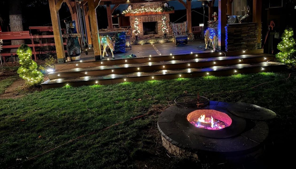 MY OUTDOOR TREX SHOW ROOM LOTS OF LIGHTS TREX BLACK WEDGE LIGHTS 24' WIDE TREX STEPS