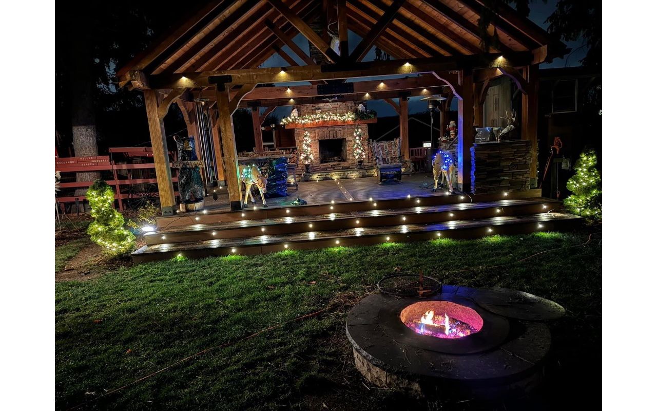 MY OUTDOOR TREX SHOW ROOM LOTS OF LIGHTS TREX BLACK WEDGE LIGHTS 24' WIDE TREX STEPS