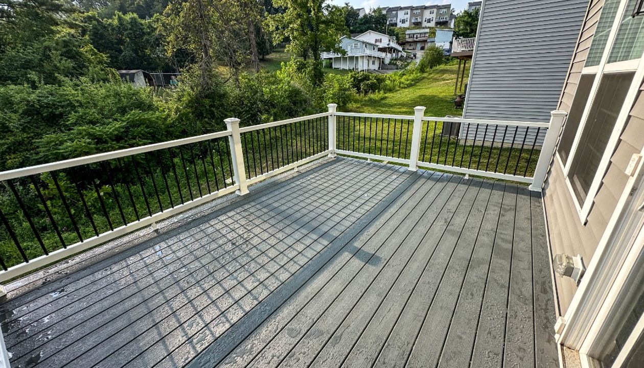 12 x 10 Back Deck - Trex Clam Shell Decking with Trex Select Railings and Trex Fascia