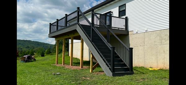 Trex Clam Shell Decking with Black Trex Transcend Railing