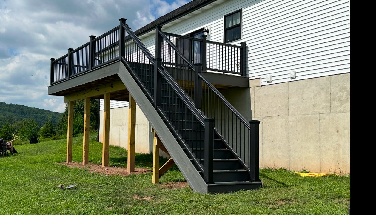 Trex Clam Shell Decking with Black Trex Transcend Railing