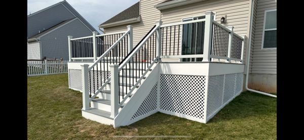 Trex Foggy Wharf Decking with Trex Selects Railing and White Lattice