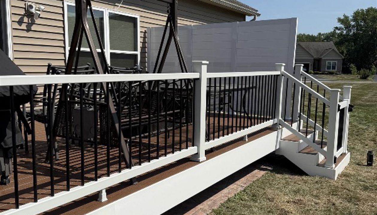 Saddle with Privacy Wall