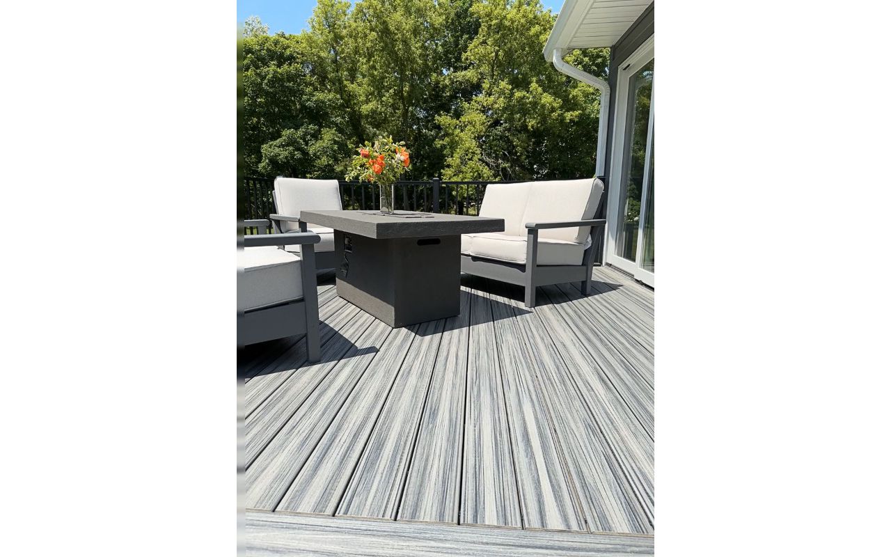 Trex Transcend Island Mist deck with Signature Rail