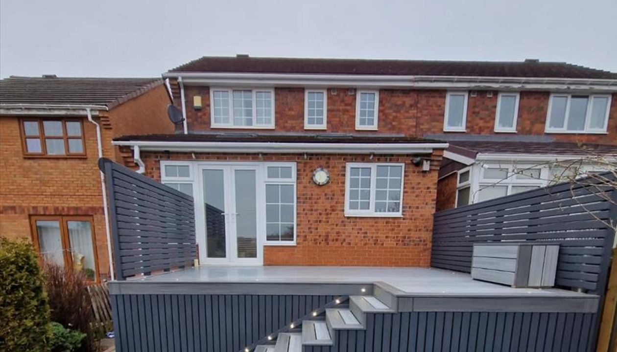 Trex Enhance Foggy Wharf main deck with Transcend Island mist border