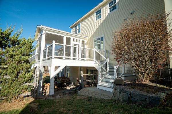 screened porch with deck - Berlim, MA