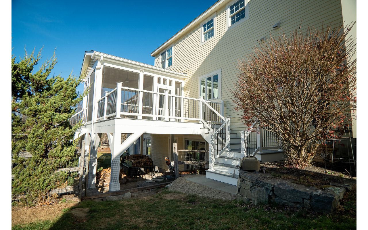 screened porch with deck - Berlim, MA