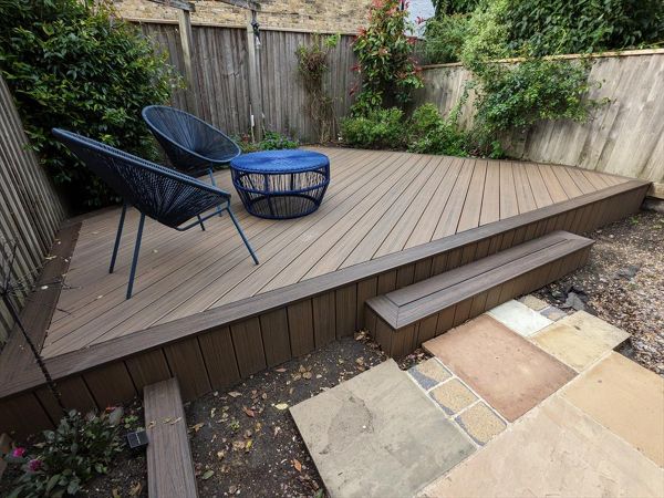 Trex Enhance Naturals Toasted Sand installed in Wimbledon with a Trex Transcend Spiced Rum Border