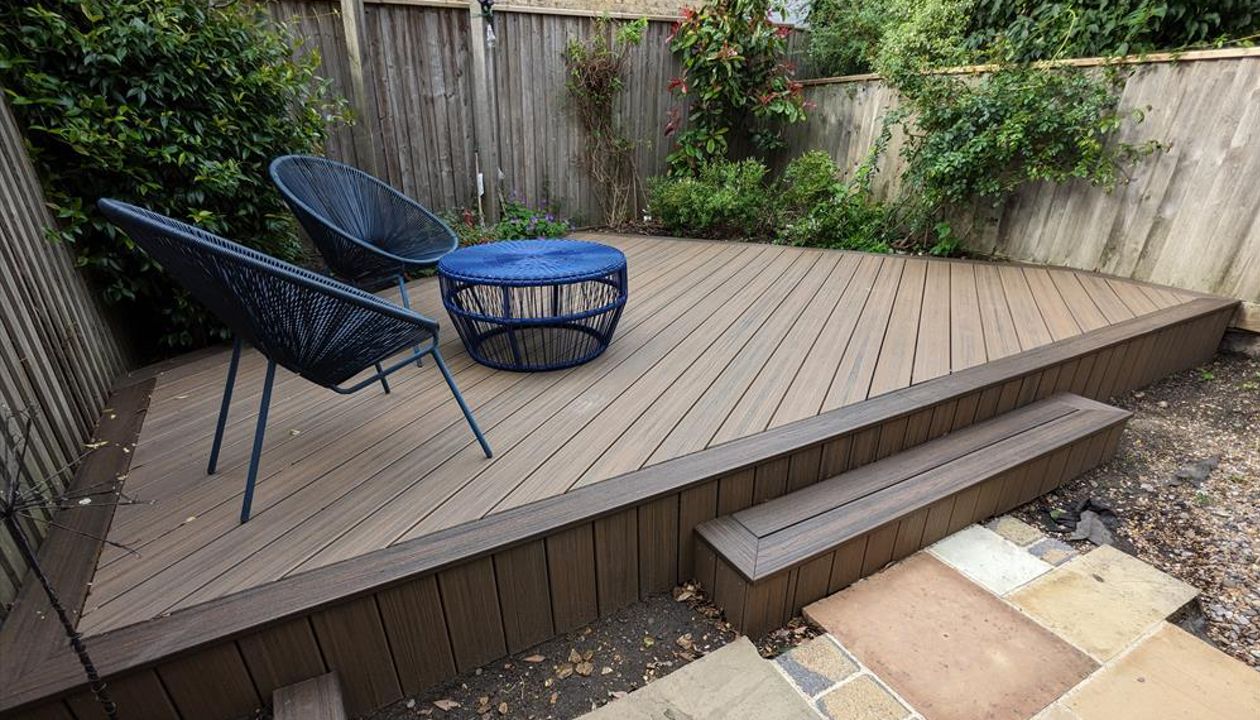 Trex Enhance Naturals Toasted Sand installed in Wimbledon with a Trex Transcend Spiced Rum Border