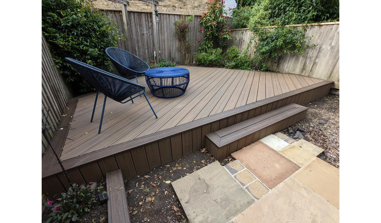 Trex Enhance Naturals Toasted Sand installed in Wimbledon with a Trex Transcend Spiced Rum Border