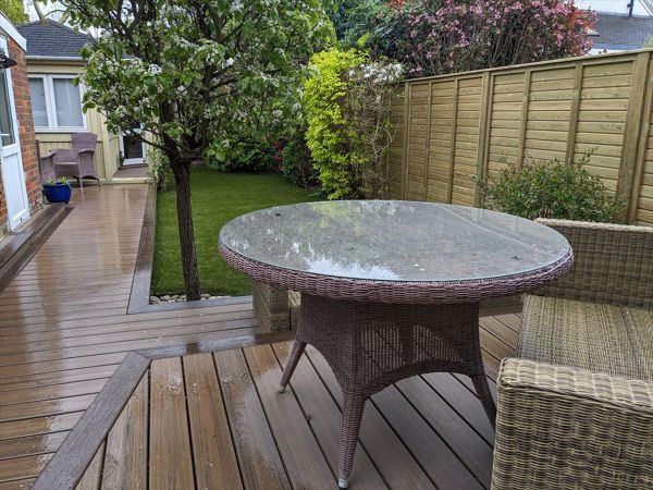 Trex Enhance Naturals Toasted Sand installed in Wandsworth with a Trex Transcend Spiced Rum Border