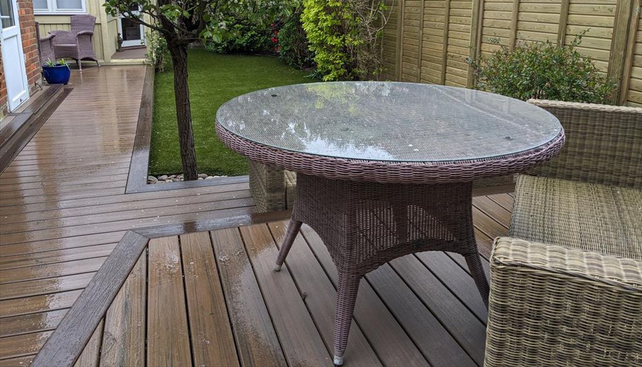 Trex Enhance Naturals Toasted Sand installed in Wandsworth with a Trex Transcend Spiced Rum Border