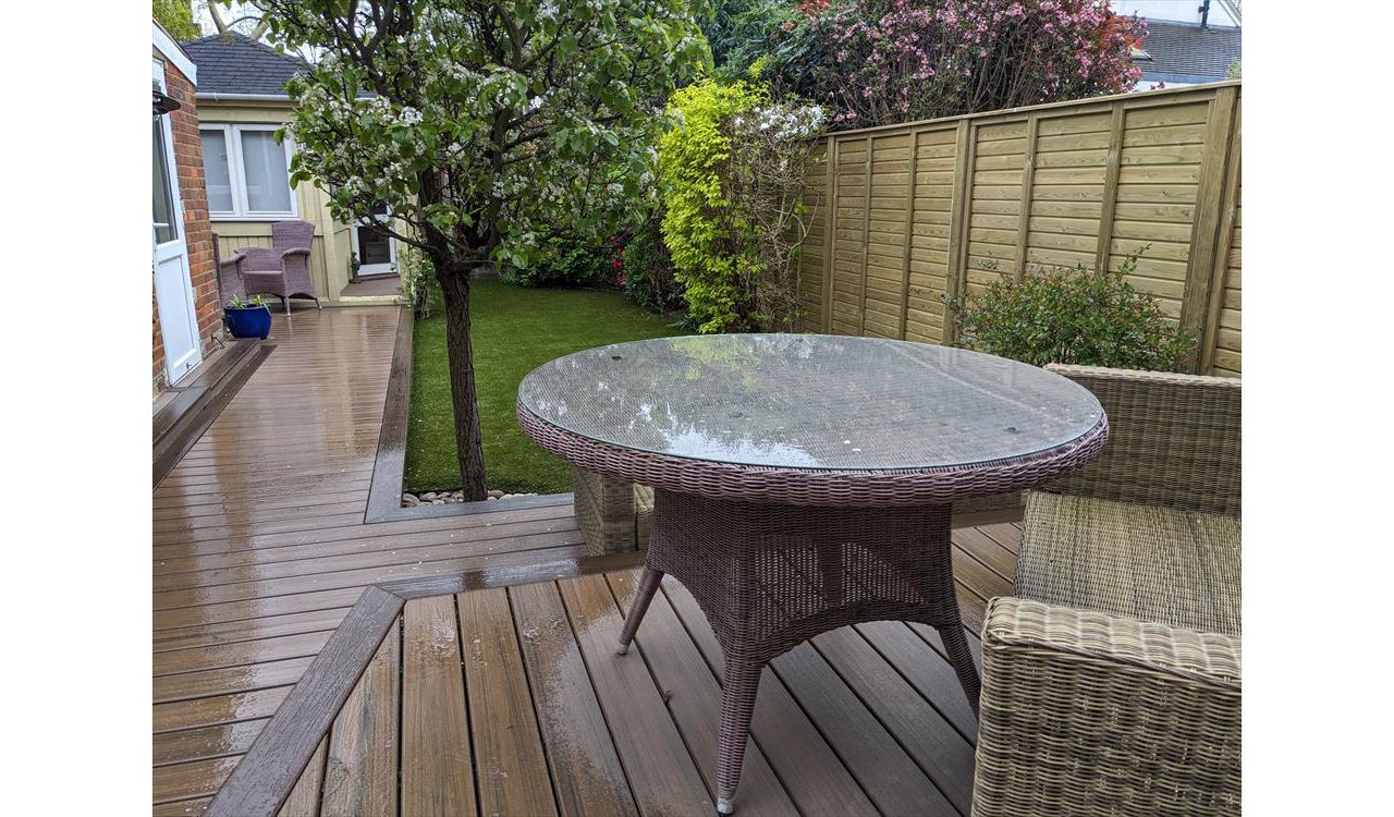 Trex Enhance Naturals Toasted Sand installed in Wandsworth with a Trex Transcend Spiced Rum Border
