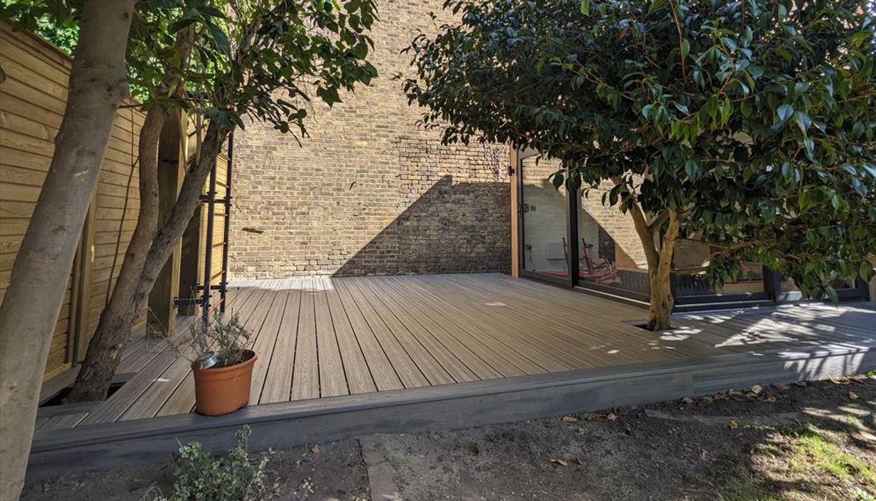 Trex Transcend Island Mist installed in Putney, Wandsworth