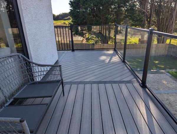 Signature rail with glass