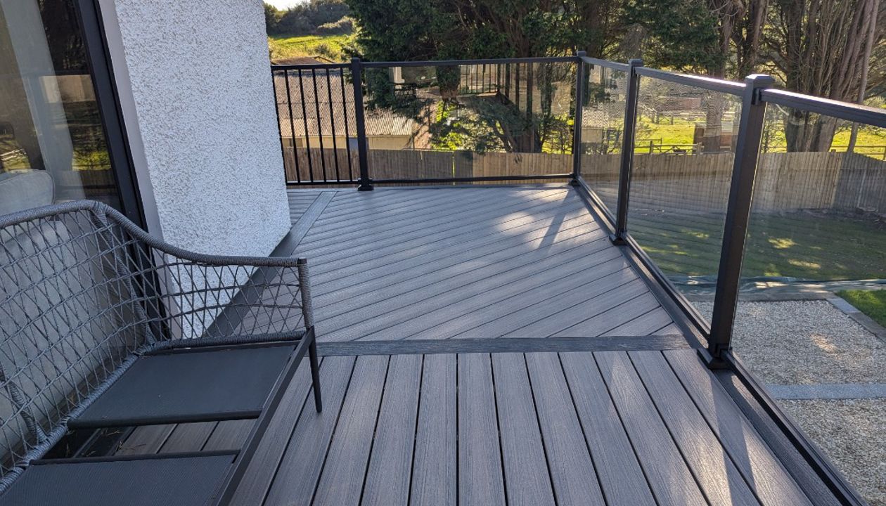 Signature rail with glass