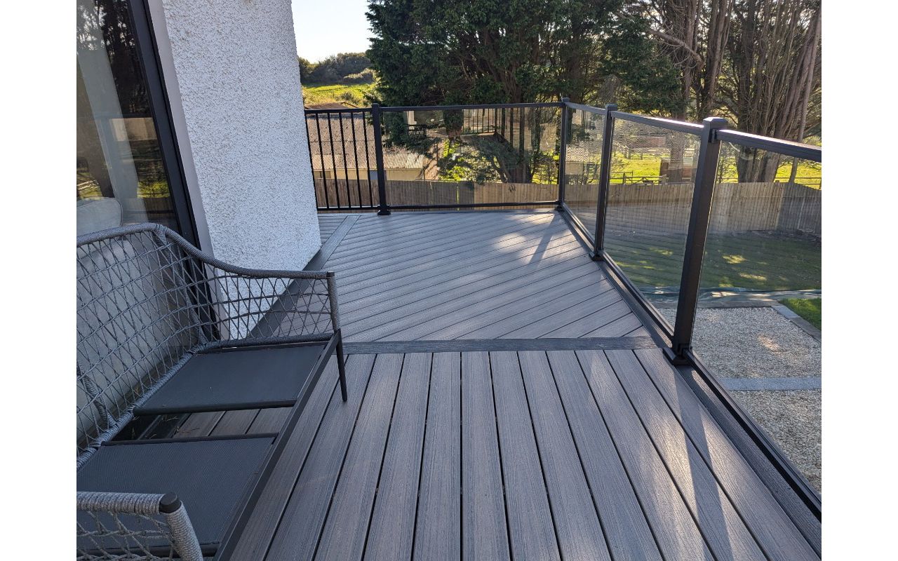 Signature rail with glass
