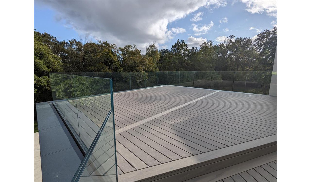 Trex Transcend Lineage Biscayne installed in Wentworth Estate, Virginia Water