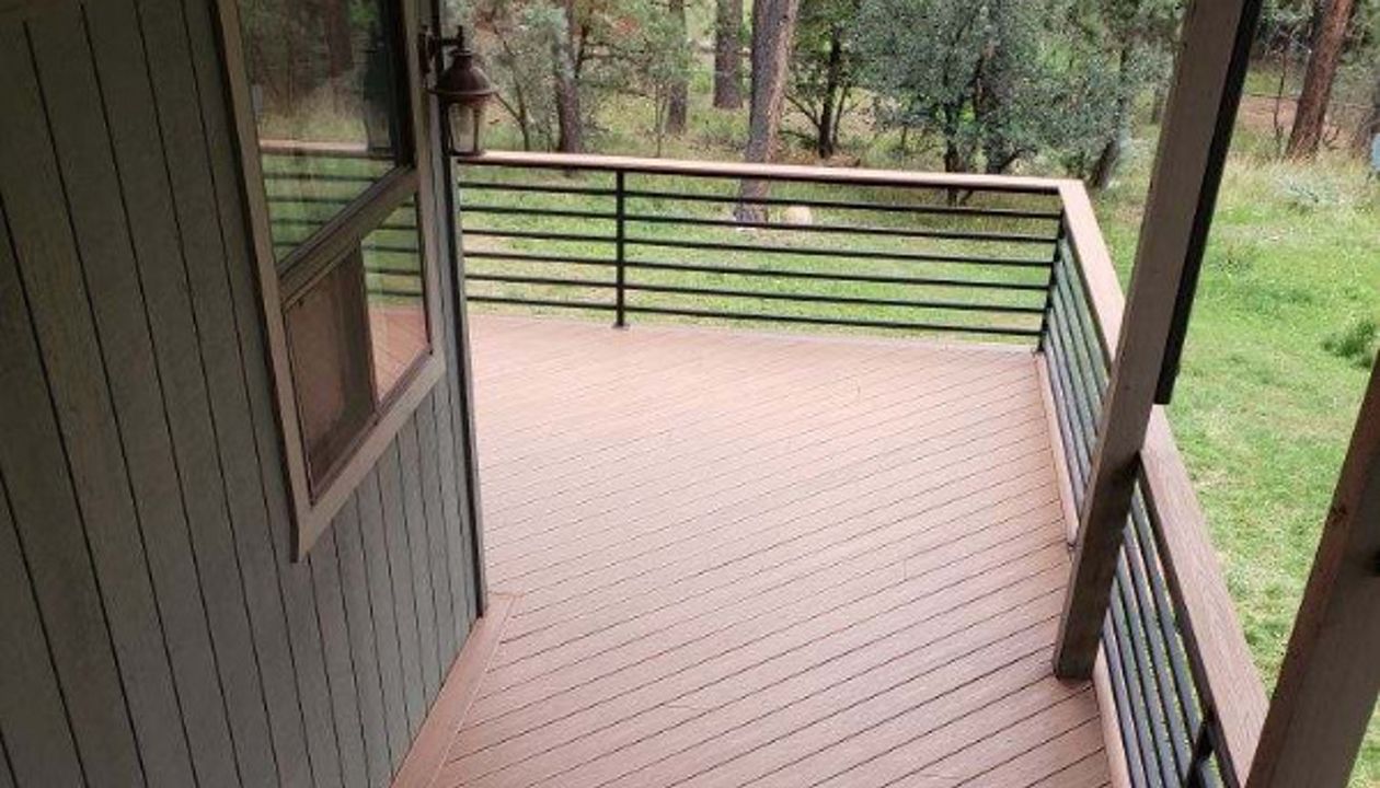 Strawberry AZ - Diagonal decking, custom horizontal rail