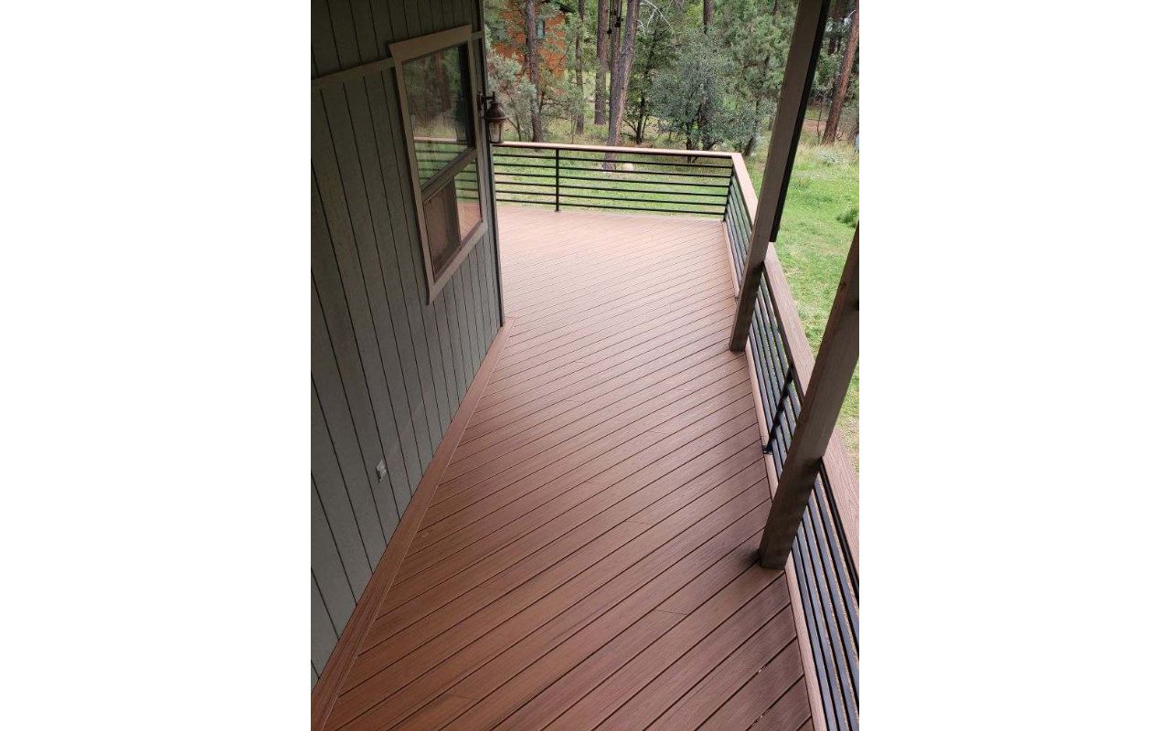 Strawberry AZ - Diagonal decking, custom horizontal rail