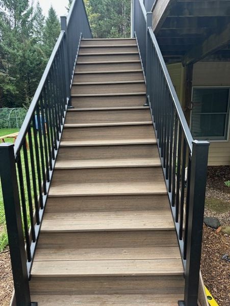 Trex Enhanced Natural Stairs with Trex Select Aluminum Railings
