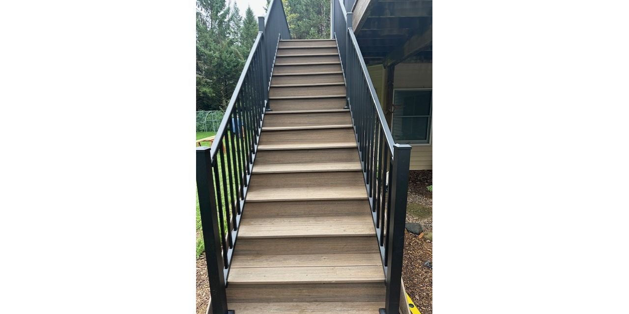 Trex Enhanced Natural Stairs with Trex Select Aluminum Railings
