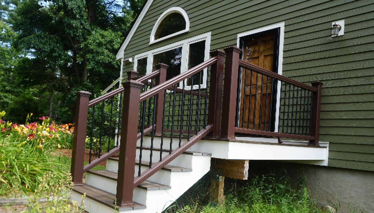 Londonderry, NH Professional Building Services Small Platform in Transcend Spiced Rum with Transcend Vintage Lantern Railing and Black Round Metal Balusters