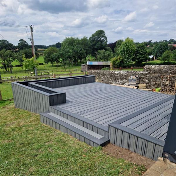 TREX Transcend Island Mist with Trex Enhance Calm Water Border