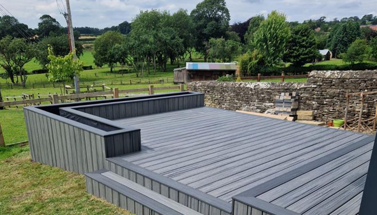 TREX Transcend Island Mist with Trex Enhance Calm Water Border