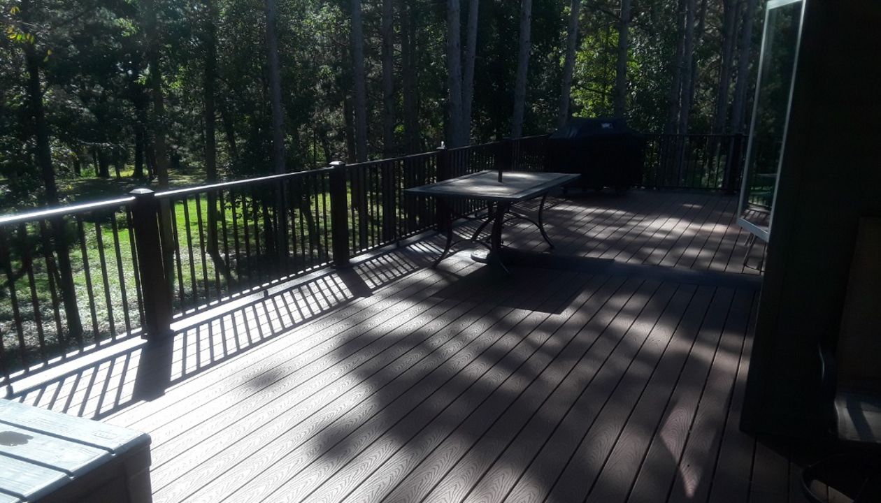 Trex Select Composite Decking in Saddle & Woodland Brown and Bronze Aluminum Railing for a Low-Maintenance Deck