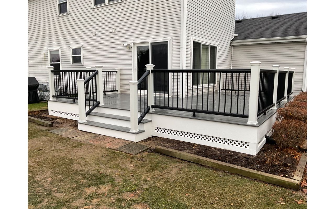 Trex Deck in Lake in the Hills