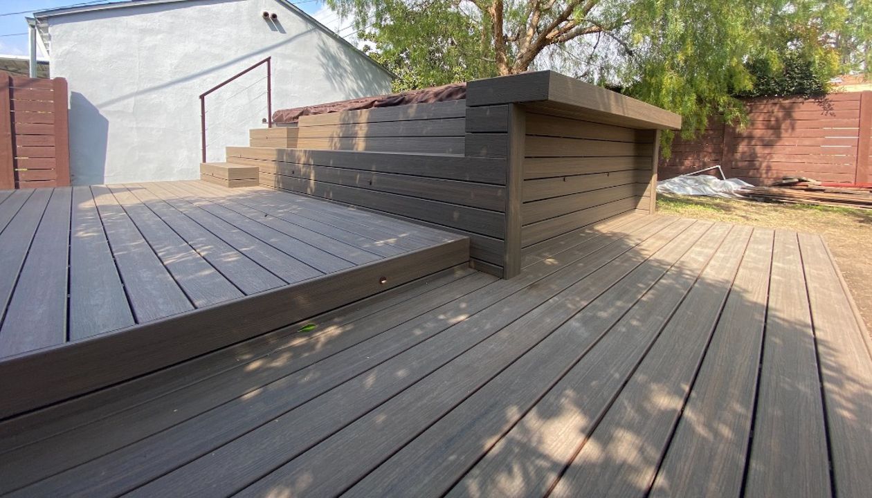 Trex Enhance on-ground pool deck with a bar and a bench in Coastal Bluff