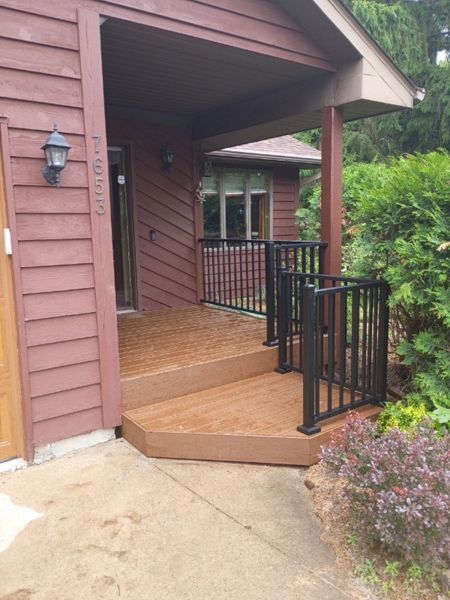 Trex Enhance Basics Porch with Trex Select Railings