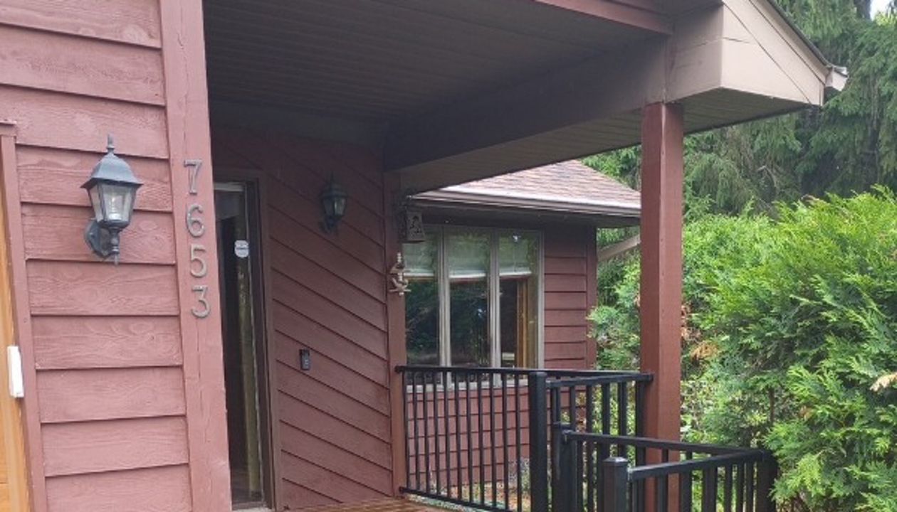 Trex Enhance Basics Porch with Trex Select Railings