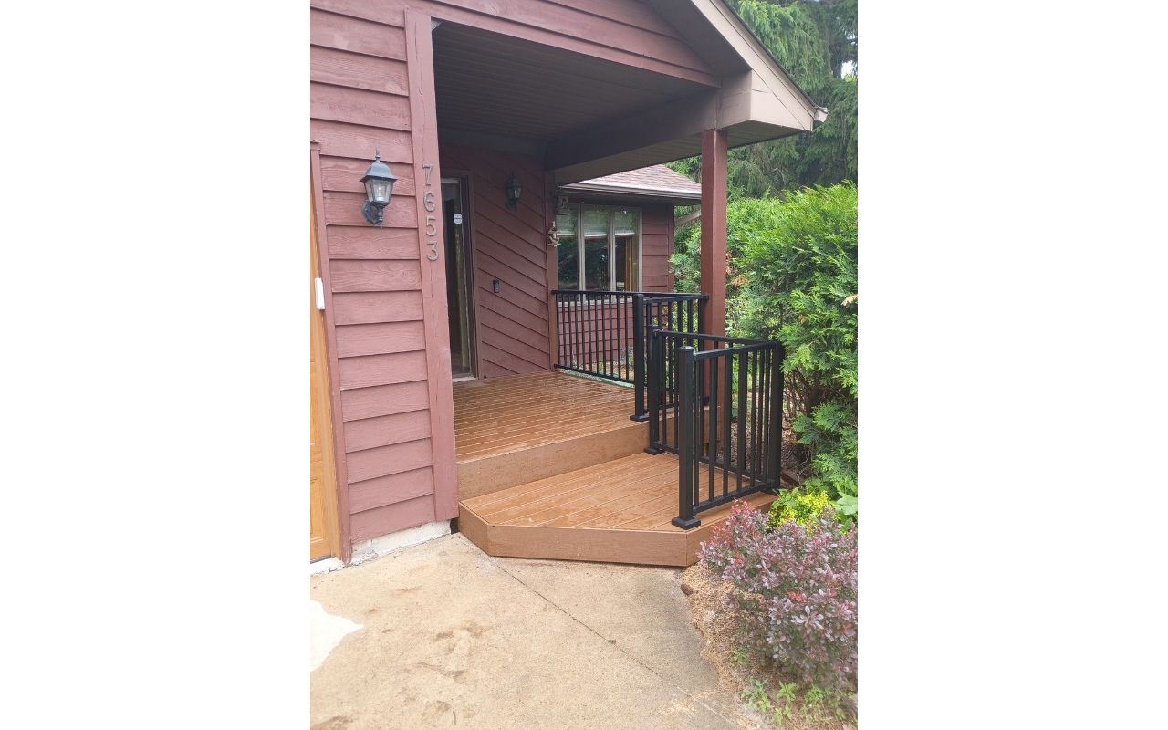 Trex Enhance Basics Porch with Trex Select Railings