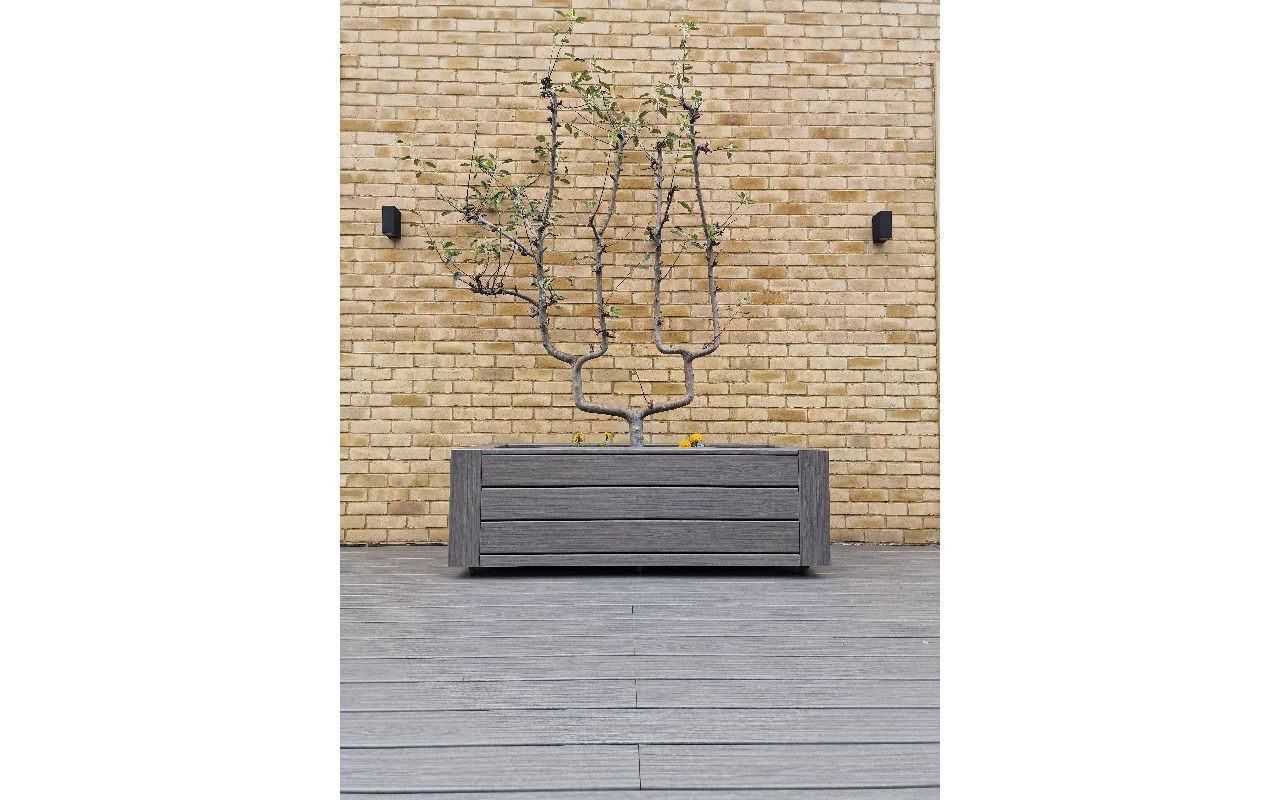 Trex Signature Whidby decking and planter in Wimbledon SW19 Oilcanfinish