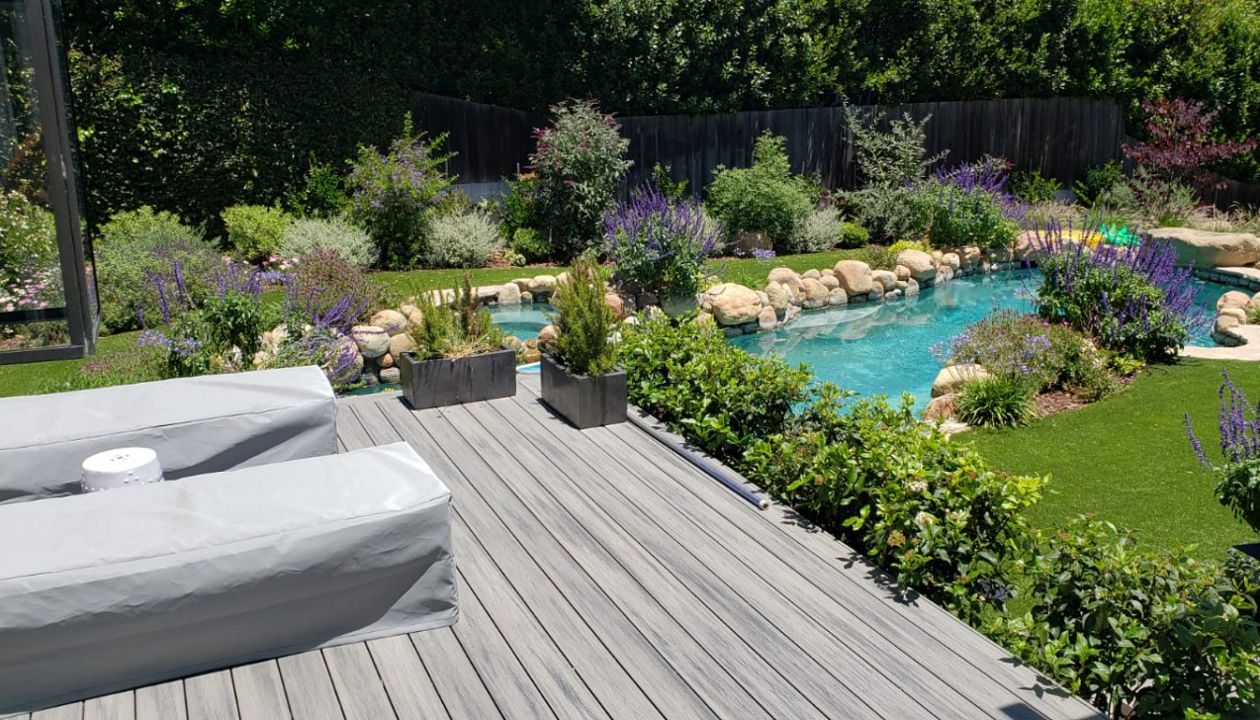 Trex Transcend deck in Island Mist