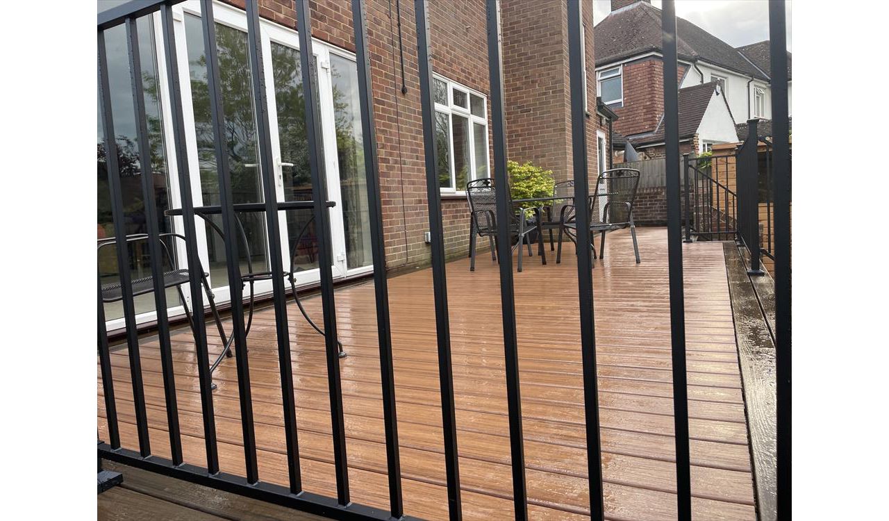 Karl Harrison designs decking terrace with steps in Pinner. Trex Transcend Spiced Rum with Tiki Torch colours