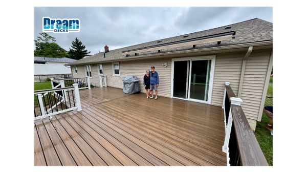 More space. Better materials. Zero upkeep.  Trex Enhance Naturals Toasted Sand across the entire surface with a single-board border, finished with a Spiced Rum drink rail that adds contrast and everyday function.