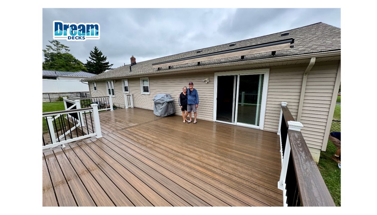 More space. Better materials. Zero upkeep.  Trex Enhance Naturals Toasted Sand across the entire surface with a single-board border, finished with a Spiced Rum drink rail that adds contrast and everyday function.