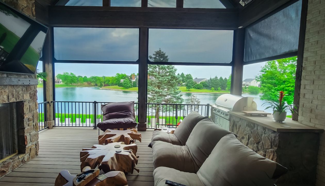 Elevated deck with retractable screens