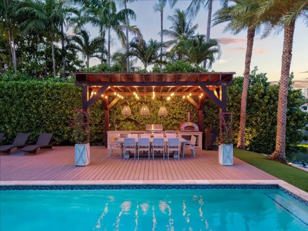 Pergola and kitchen built on Trex deck with custom pergola